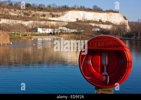 The beautiful lake and cliffs around Bluewater in North Kent Stock Photo