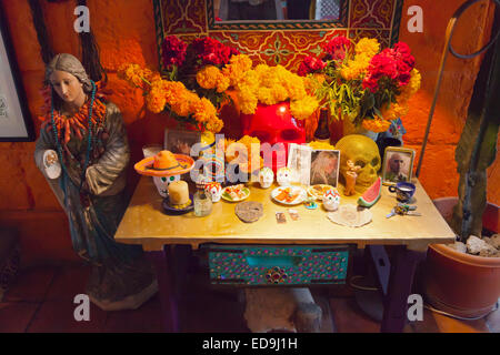 ALTAR of the home of tile artist ANADO MCLAUCHLIN at LA CASA DE LAS RANAS and THE CHAPEL OF JIMMY RAY - SAN MIGUEL DE ALLENDE, M Stock Photo
