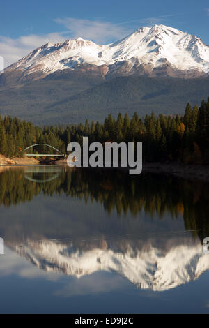 Mount Shasta standing above Lake Siskiyou Stock Photo