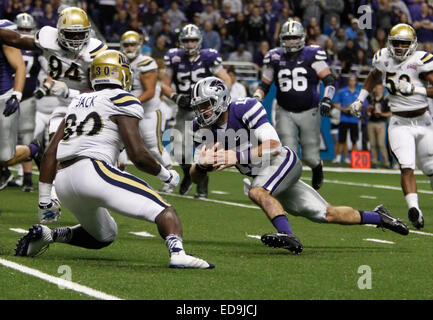 San Antonio, Texas, USA. 02nd Jan, 2015. January 2, 2015: Kansas State Wildcats Quarterback Jake Water (15) looks to dive and avoid UCLA Bruins linebacker Myles Jack (30) during the second half of play in the 22nd Annual Valero Alamo Bowl between the Kansas State Wildcats and the UCLA Bruins at the Alamodome on Friday, Jan. 2, 2015 in San Antonio, T.X. Credit:  Cal Sport Media/Alamy Live News Stock Photo