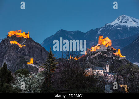 Switzerland, Valais, Sion, Night Shot of the  two Castles - Tourbillon castle on the left and the fortified basilica of Valere i Stock Photo