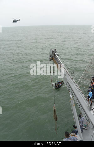 Java Sea, Indonesia. 3rd Jan, 2015. Indonesian navy personnel retrieve a body of victim of AirAsia flight QZ8501 at Indonesian navy vessel KRI Banda Aceh at Java Sea, in Indonesia, Jan. 3, 2015. Credit:  POOL/ADEK BERRY/Xinhua/Alamy Live News Stock Photo