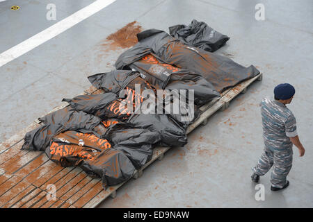 Java Sea, Indonesia. 3rd Jan, 2015. Indonesian navy personnel place bodies of victims of AirAsia flight QZ8501 on Indonesian navy vessel KRI Banda Aceh at Java Sea, in Indonesia, Jan. 3, 2015. Credit:  POOL/ADEK BERRY/Xinhua/Alamy Live News Stock Photo