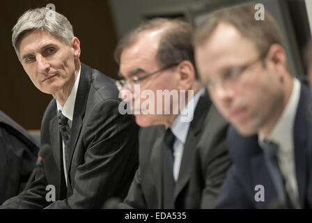 Berlin, Germany. 3rd Jan, 2015. Frank Bergmann (L-R, assistant medical director at the unit for highly infectious disease at the Charité), Ulrich Frei (medical director of the Charité) and senator of health Mario Czaja (CDU) talk about the suspected Ebola-infection of a man from South Korea in Berlin, Germany, 3 January 2015. The member of a South Korean treatment team got injured by a needle, while having contact with an Ebola patient in Sierra Leone. The man doesn't show any signs of infection yet. PHOTO: JOERG CARSTENSEN/dpa/Alamy Live News Stock Photo