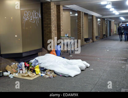 Rough sleeper bedded down for the night in Islington, London Stock Photo