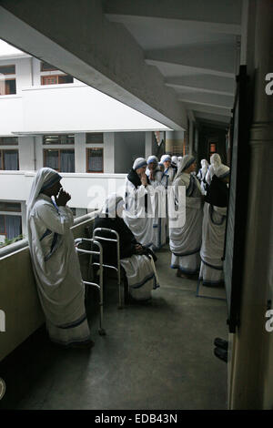 Sisters of The Missionaries of Charity of Mother Teresa at Mass in the Mother House, Kolkata, India Stock Photo