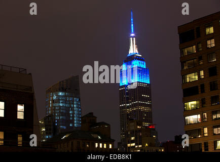 New York, USA. 04th Jan, 2015. The Empire State Building in New York is lit up in blue with a rotating red siren this evening to salute fallen NYPD Officers Rafael Ramos & Wenjian Liu. Credit:  Oliver Dixon/Alamy Live News Stock Photo