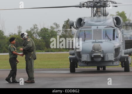Pangkalan Bun, Indonesia. 6th Jan, 2015. Indonesian Military Commander General Moeldoko (L) shakes hands with the pilot of USS Seahawk helicopter in Pangkalan Bun, Indonesia, Jan. 6, 2015. The search operation for AirAsia Flight QZ8501 will spread slightly eastward on Tuesday as the weather and currents drag wreckage in that direction, the head of Indonesia's rescue agency said. Credit:  Agung Kuncahya B./Xinhua/Alamy Live News Stock Photo