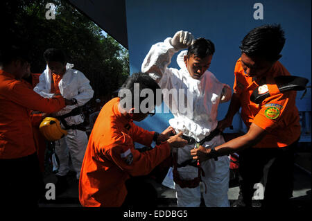 Pangkalan Bun, Indonesia. 6th Jan, 2015. Indonesian search and rescue personnels prepare for the search of AirAsia QZ8501 in Pangkalan Bun, Indonesia, Jan. 6, 2015. The search operation for AirAsia Flight QZ8501 will spread slightly eastward on Tuesday as the weather and currents drag wreckage in that direction, the head of Indonesia's rescue agency said. Credit:  Agung Kuncahya B./Xinhua/Alamy Live News Stock Photo