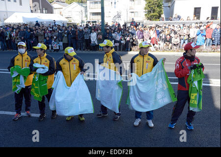 Kanagawa, Japan. 2nd Jan, 2015. Volunteers Athletics : The 91st Hakone Ekiden Race, Odawara Relay place in Kanagawa, Japan . © AFLO SPORT/Alamy Live News Stock Photo