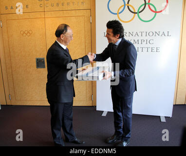 Lausanne, Switzerland. 06th Jan, 2015. IOC Sports Director Christophe Dubi (R) receives from the hands of Minister of the General Administration of Sport of China and Chairman of the Chinese Olympic Committee Liu Peng the bid files at the International Olympic Committee headquarters in Lausanne, Switzerland on on Jan. 6, 2015. Beijing on Tuesday handed over its official bid to host the 2022 Winter Olympics to the International Olympic Committee (IOC). Credit:  Xinhua/Alamy Live News Stock Photo