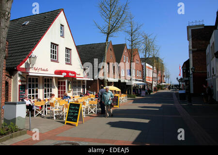 The Große Strasse (Great Street) in Wyk leads to the boardwalk on the beach. Wyk is a town in the district of North Friesland, in Schleswig-Holstein, Germany. Photo: Klaus Nowottnick Date: April 20, 2014 Stock Photo