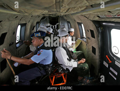 Pangkalan Bun, Indonesia. 6th Jan, 2015. Muslim clerics perform a prayer for the victims of AirAsia QZ8501 inside an Indonesian Air Force NAS 332 Super Puma helicopter over the Java Sea off Pangkalan Bun, Indonesia, Jan. 6, 2015. The search operation for AirAsia Flight QZ8501 will spread slightly eastward on Tuesday as the weather and currents drag wreckage in that direction, the head of Indonesia's rescue agency said. Credit:  Pool/Achmad Ibrahim/Xinhua/Alamy Live News Stock Photo