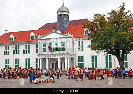 School children at the Jakarta History Museum, former Dutch Stadhuis / Gouverneurskantoor in Kota / Old Batavia, Java, Indonesia Stock Photo