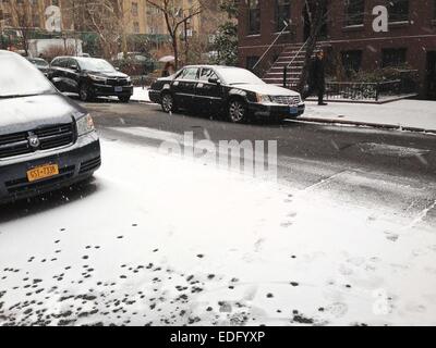 New York, USA. 6th Jan, 2015. Pedestrians walk along the sidewalk during a snowfall in New York, the United States, Jan. 6, 2015. Credit:  Niu Xiaolei/Xinhua/Alamy Live News Stock Photo