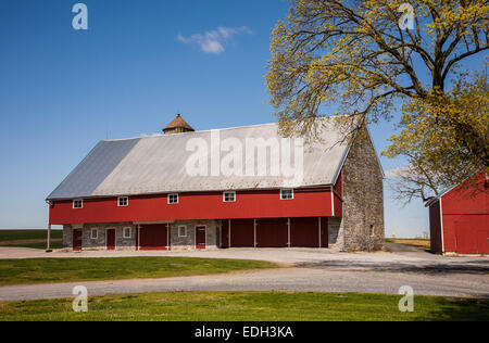 Historic stone barn and blue sky Amish farm scene in the Amish,Lancaster County, Pennsylvania, Pa images USA, US spring farming US American Stock Photo