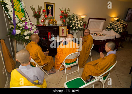 Buddhist monks, mourners, praying, Vietnamese funeral, memorial service, Little Saigon, city of Westminster, California Stock Photo