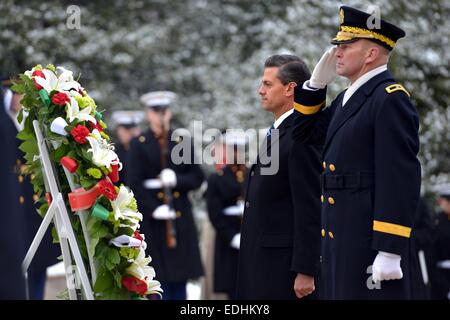 Washington DC, USA. 06th Jan, 2015. Image provided by Mexico's Presidency shows Mexican President Enrique Pena Nieto (2nd R) presenting a wreath to the Tomb of the Unknown Soldier at the Arlington National Cementery in Washington, DC Jan. 6, 2015. Enrique Pena Nieto started a two-day official visit to the U.S. on Jan. 5. Credit:  Xinhua/Alamy Live News Stock Photo
