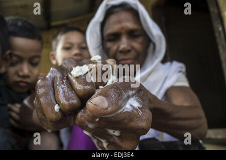 Sivasagar, Assam, India. 7th Jan, 2015. An elderly Ahom tribal woman prepares 'Saaj-Pani' (Rice Beer) using the indigenous method at her house ahead of Bhogali Bihu - The festival of feast, at a village in Sivasagar district of northeastern Assam state on January 7, 2015. Rice beer is a delicacy among all the tribal communities inhabiting northeast India and almost each and every household prepares their own rice beer for their daily consumption. © Luit Chaliha/ZUMA Wire/ZUMAPRESS.com/Alamy Live News Stock Photo