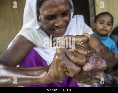 Sivasagar, Assam, India. 7th Jan, 2015. An elderly Ahom tribal woman prepares 'Saaj-Pani' (rice beer) using the indigenous method at her house ahead of Bhogali Bihu - the festival of feast, at a village in Sivasagar district of northeastern Assam state. Rice beer is a delicacy among all the tribal communities inhabiting northeast India and almost each and every household prepares their own rice beer for their daily consumption. © Luit Chaliha/ZUMA Wire/ZUMAPRESS.com/Alamy Live News Stock Photo