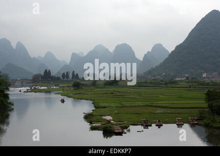 Rural landscape along the River Li as seen from the Dragon Bridge in Yangshuo, south-west China Stock Photo