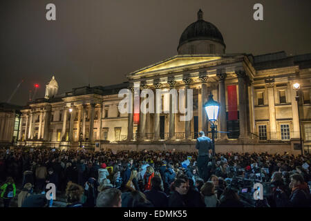 London, UK. 7th January, 2015. Londoners gather in Trafalgar Square to honour the Charlie Hebdo victims Credit:  Zefrog/Alamy Live News Stock Photo