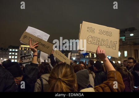London, UK. 7th January, 2015. Londoners gather in Trafalgar Square to honour the Charlie Hebdo victims Credit:  Zefrog/Alamy Live News Stock Photo