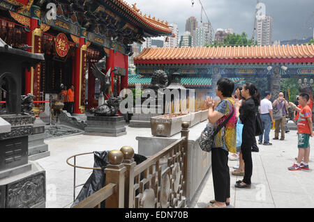 The Main Altar - Sik Sik Wong Tai Sin temple, Kowloon, Hong Kong, which claims to 'make every wish come true upon request' Stock Photo