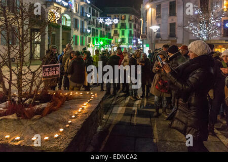 Chamonix Mont Blanc, France. 7th January, 2015. citizens gathered spontaneously to give support for the victims of the massacre of 12 people at Charlie Hebdo in Paris today. 'Je Suis Charlie'. Credit:  Genyphyr Novak/Alamy Live News Stock Photo