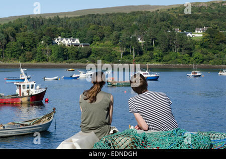 couple relaxing at harbourside portree isle of skye Stock Photo