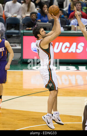 Milwaukee, WI, USA. 6th Jan, 2015. Milwaukee Bucks center Zaza Pachulia (27) pulls up for a jump shot during the NBA game between the Phoenix Suns and the Milwaukee Bucks at the BMO Harris Bradley Center in Milwaukee, WI. Suns defeated the Bucks 102-96. John Fisher/CSM/Alamy Live News Stock Photo