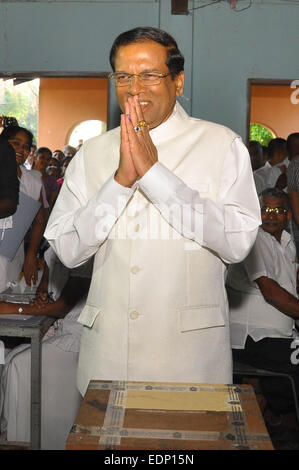 Polonnaruwa. 8th Jan, 2015. Sri Lanka's main opposition presidential candidate Maithripala Sirisena casts his vote at a polling station in Polonnaruwa, Sri Lanka, Jan. 8, 2015. Sri Lanka held presidential election on Thursday. © Xinhua/Alamy Live News Stock Photo