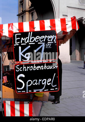 Munich, Bavaria, Germany. Stall selling Strawberries (Erdbeeren) and Asparagus (Spargel) Stock Photo