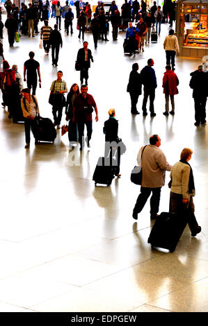 Munich, Bavaria, Germany. Munchen Hauptbahnhof (main railway station). Travelers with luggage Stock Photo