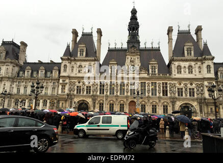 Paris, France. 8th Jan, 2015. Citizens mourn at the city hall square in Paris, France, Jan. 8, 2015. Twelve people were killed on Wednesday in a shooting at the Paris office of Charlie Hebdo. Credit:  Zheng Bin/Xinhua/Alamy Live News Stock Photo