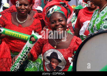 Lagos, Nigeria. 8th Jan, 2015. Supporters of ruling Peoples' Democratic Party (PDP) parade at the Tafawa Balewa Square in Lagos, Nigeria, Jan. 8, 2015. Nigeria's ruling PDP kicked off a nationwide presidential campaign at the Tafawa Balewa Square (TBS) in Lagos, the country's economic hub on Thursday ahead of the February election. Credit:  Jiang Xintong/Xinhua/Alamy Live News Stock Photo