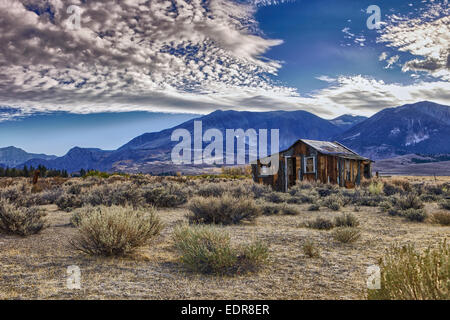 Abandoned house on Hwy 395 outside of Mono Lake. The Sierra Nevada in the background. Stock Photo