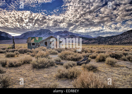 Abandoned house on Hwy 395 outside of Mono Lake. The Sierra Nevada in the background. Stock Photo