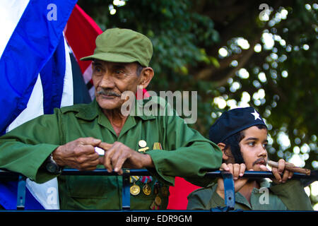 Havana, Cuba. 8th Jan, 2015. A veteran and a boy dressed as revolutionary leader Che Guevara participate in a ceremony marking the arrival of the Liberty Caravan in the Cotorro District of Havana, Cuba, on Jan. 8, 2015. Cuban youths and revolutionary veterans on Thursday repeated the same journey of Cuban revolutionary leader Fidel Castro to celebrate and commemorate the victory of the revolution. Credit:  Liu Bin/Xinhua/Alamy Live News Stock Photo