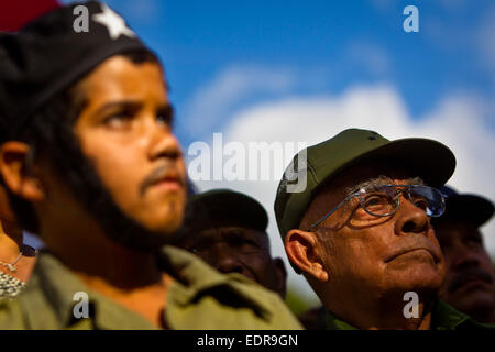 Havana, Cuba. 8th Jan, 2015. A veteran and a boy dressed as revolutionary leader Che Guevara participate in a ceremony marking the arrival of the Liberty Caravan in the Cotorro District of Havana, Cuba, on Jan. 8, 2015. Cuban youths and revolutionary veterans on Thursday repeated the same journey of Cuban revolutionary leader Fidel Castro to celebrate and commemorate the victory of the revolution. Credit:  Liu Bin/Xinhua/Alamy Live News Stock Photo