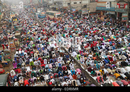 Tongi, Bangladesh. 09th Jan, 2015. Thousands of devotees offer their ...