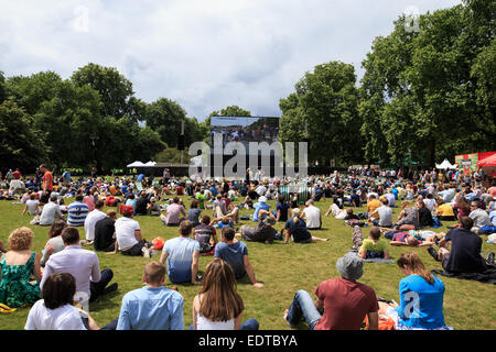 Large crowds gather outside Buckingham Palace and the Mall for the finish of stage 3 in the 'Tour de France'  Featuring: General View Where: London, United Kingdom When: 07 Jul 2014 Stock Photo