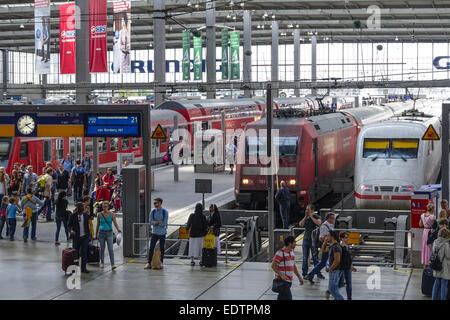 Bahnhofshalle, Hauptbahnhof in München, Oberbayern, Bayern, Deutschland, Europa,.Passengers Travellers Tourists arriving and dep Stock Photo