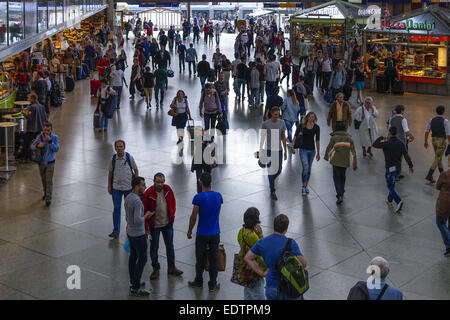 Bahnhofshalle, Hauptbahnhof in München, Oberbayern, Bayern, Deutschland, Europa,.Passengers Travellers Tourists arriving and dep Stock Photo