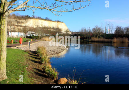 The beautiful lake and cliffs around Bluewater in North Kent Stock Photo