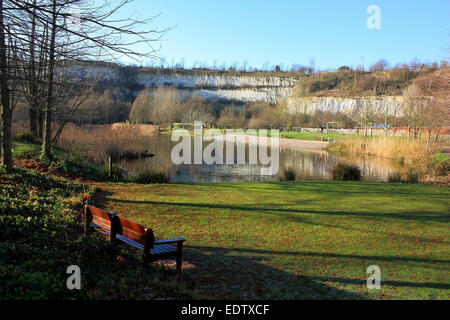 The beautiful lake and cliffs around Bluewater in North Kent Stock Photo