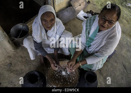 Dibrugarh, Assam, India. 10th Jan, 2015. Elderly Ahom tribal women prepares 'Saaj-Pani' (Rice Beer) using the indigenous method at her house ahead of Bhogali Bihu - The festival of feast, at a village in Dibrugarh district of northeastern Assam state on January 10, 2015. Rice beer is a delicacy among all the tribal communities inhabiting northeast India and almost each and every household prepares their own rice beer for their daily consumption. © Luit Chaliha/ZUMA Wire/ZUMAPRESS.com/Alamy Live News Stock Photo