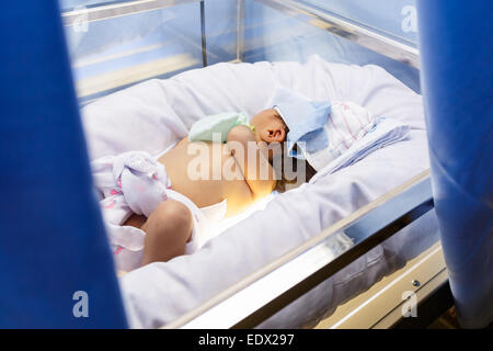 'Neonatal jaundice'  Newborn was therapy by 'Phototherapy' (Blue light neon at upper and lower side of newborn) Stock Photo