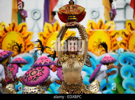 (150111) -- CEBU, Jan. 11, 2015 (Xinhua) -- Students wearing colorful costumes participate in street dancing during the Sinulog Festival in Cebu Province, the Philippines, Jan. 11, 2015. The annual Sinulog Festival showcases street dancers in bright colored costumes dancing gracefully to the rhythm of drums, trumpets and native gongs while carrying miniature statues of Santo Nino. (Xinhua/Stringer) (zjy) Stock Photo