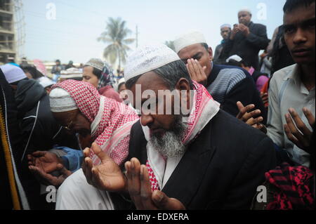 Tongi, Bangladesh. 11th Jan, 2015. Muslim participants pray before their departure following the conclusion of the World Muslim Congregation, also known as Biswa Ijtema, at Tongi, on the outskirts of the Bangladesh capital Dhaka, on January 11, 2015. Muslims attending one of the world's largest religious gatherings joined the chorus of condemnation January 9 over the deadly attack on a French satirical weekly, saying the killings ran contrary to the tenets of Islam. Credit:  Mamunur Rashid/Alamy Live News Stock Photo